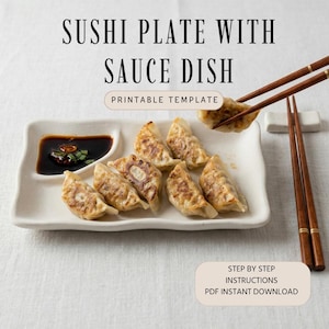 Puede incluir: Un plato de sushi rectangular blanco con un cuenco de salsa lleno de salsa de soja y empanadillas. Unas palillos chinos sostienen una empanadilla. El texto de la imagen dice "SUSHI PLATE WITH SAUCE DISH PRINTABLE TEMPLATE".
