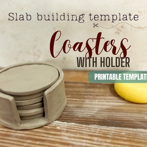 Può includere: Un set di sei sottobicchieri in ceramica beige con un supporto abbinato. I sottobicchieri sono impilati e il supporto è realizzato in un unico pezzo di argilla. Il supporto ha un'apertura curva per contenere i sottobicchieri. I sottobicchieri sono su una superficie in legno. Il testo "Sottobicchieri con supporto" e "Modello stampabile" è visibile nell'immagine.