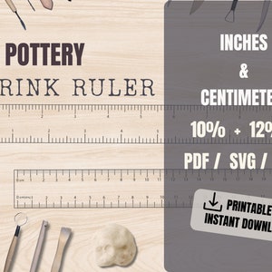 Puede incluir: Regla de encogimiento de cerámica imprimible con medidas en pulgadas y centímetros. La regla está diseñada para tener en cuenta el encogimiento de la arcilla durante la cocción, con marcas para un encogimiento del 10% y el 12%. La regla está sobre un fondo de madera con herramientas de cerámica.