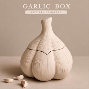 Pode incluir: Uma caixa de cerâmica bege para alho em forma de cabeça de alho inteira com tampa removível. A superfície apresenta linhas verticais texturizadas que imitam a casca do alho. O texto GARLIC BOX POTTERY TEMPLATE é visível no topo. Três dentes de alho estão próximos.