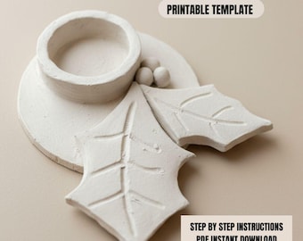 Puede incluir: Adorno navideño de cerámica blanca texturizada con base circular, cuenco pequeño, tres esferas pequeñas y dos formas de hojas de acebo. El texto "PRINTABLE TEMPLATE" y "STEP BY STEP INSTRUCTIONS PDF INSTANT DOWNLOAD" son visibles.