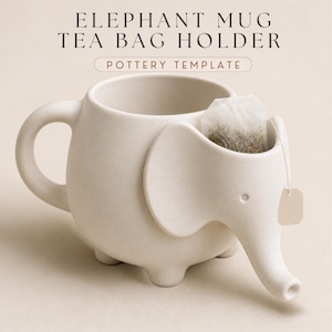 Könnte beinhalten: Ein matter, cremeweißer Keramikbecher in Elefantenform mit einem seitlichen Henkel und einem integrierten Fach im Kopf des Elefanten für einen Teebeutel. Der Text ELEPHANT MUG TEA BAG HOLDER POTTERY TEMPLATE steht über dem Becher.