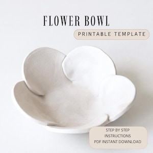 Puede incluir: Un cuenco blanco con forma de flor y superficie texturizada. El cuenco tiene seis pétalos redondeados y está etiquetado como "FLOWER BOWL" y "PRINTABLE TEMPLATE". El texto adicional dice "STEP BY STEP INSTRUCTIONS PDF INSTANT DOWNLOAD".