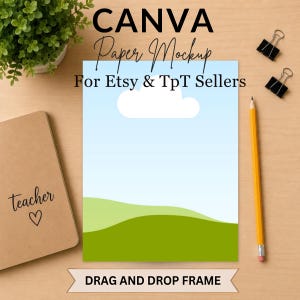 Op de afbeelding: Een digitaal papiersjabloon met een lichtblauwe lucht, een witte wolk en groene heuvels. De tekst luidt CANVA Paper Mockup For Etsy & TpT Sellers en DRAG AND DROP FRAME. Inclusief een bruin notitieboek, een potlood en paperclips.