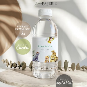 Può includere: Una bottiglia d'acqua in plastica trasparente con tappo bianco e un'etichetta personalizzata con illustrazioni ad acquerello di lucertole, fogliame verde e il testo Frankie's special celebration. Il design dell'etichetta è modificabile.
