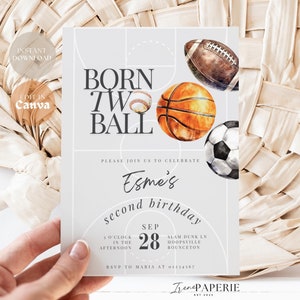 Puede incluir: Una invitación de cumpleaños gris claro con ilustraciones de acuarela de béisbol, baloncesto, fútbol americano y fútbol. El texto dice "Born Two Ball" e incluye detalles para una fiesta de segundo cumpleaños, incluido el nombre, la fecha, la hora y el lugar.