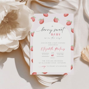 Puede incluir: Invitación a baby shower con fondo rosa claro y patrón de frambuesas. La invitación presenta el texto "a berry sweet BABY is on the way!" en una fuente cursiva. Detalles: nombre, fecha, hora y lugar del evento.