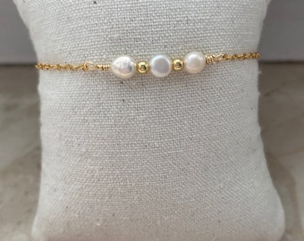 Perlenarmband mit echte Süßwasserperlen | Hochzeit | Braut | Hochwertig | Filigran | 18 Karat vergoldete Spacer | Handgefertigt