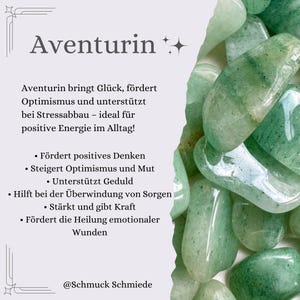 May include: Aventurine gemstones in shades of green, with text in German. The text describes the properties of Aventurine, including promoting optimism and positive energy. The gemstones are smooth and polished.