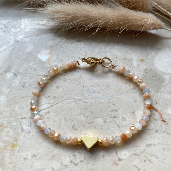 Armband mit facettierten Perlen | Beige | Freundschaftsarmband | 18 Karat verholdet | Herzanhänger | Geschenk | Handgefertigt