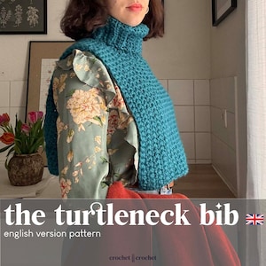 Könnte beinhalten: Ein türkisfarbenes, gehäkeltes Rollkragen-Lätzchen mit einer darunter liegenden, geblümten Bluse mit Rüschen. Der Text "the turtleneck bib" und "english version pattern" wird unter dem Bild angezeigt.