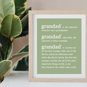 Könnte beinhalten: Ein gerahmter Druck mit grünem Hintergrund und weißem Text, der das Wort "grandad" auf drei verschiedene Arten definiert. Die Definition für "grandad" Nummer drei lautet: "bringt mir all die besten Sprüche bei, nimmt mich mit in die Bibliothek, füttert mich mit Dinosauriern und weißer Dip-Dip zum Mittagessen, hat die besten Orangen, bringt mir all die wichtigsten Dinge im Leben bei, ist mein bester Freund in der ganzen weiten Welt."