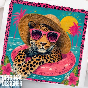 Puede incluir: Una sudadera blanca con un diseño vibrante de un leopardo con gafas de sol y un sombrero de paja, flotando en una boya rosa. La imagen tiene un fondo turquesa con palmeras, un sol amarillo y un borde rosa con estampado de leopardo. El texto "ORIGINAL DESIGNER".