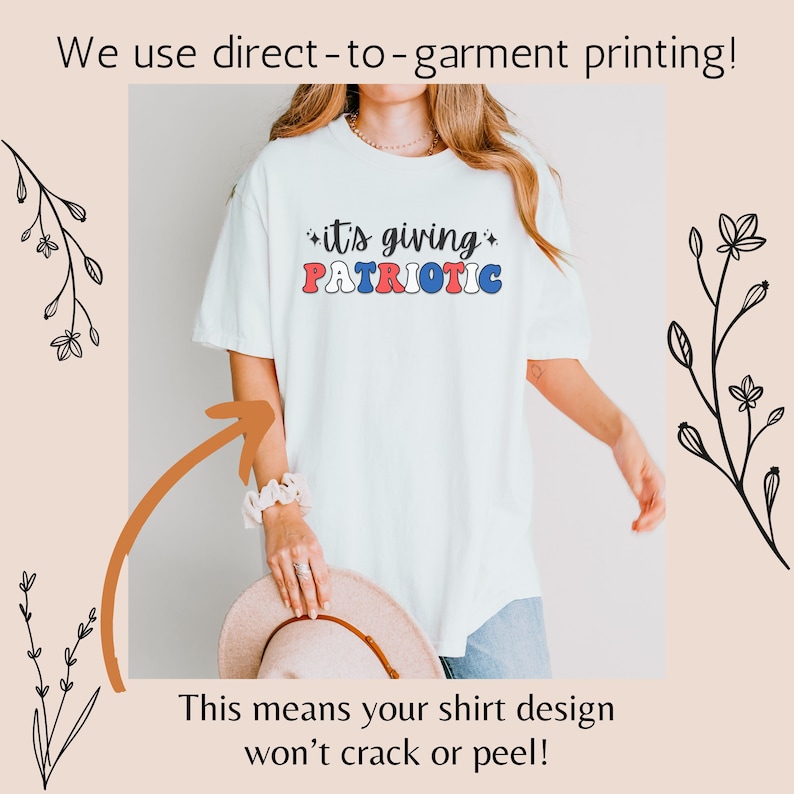 Pu&ograve; includere: T-shirt bianca con la scritta "it's giving PATRIOTIC" in rosso, bianco e blu. La maglietta &egrave; indossata da una persona. L'immagine include anche il testo "Usiamo la stampa diretta su tessuto! Ci&ograve; significa che il design della tua maglietta non si crepa o si sbuccia!"