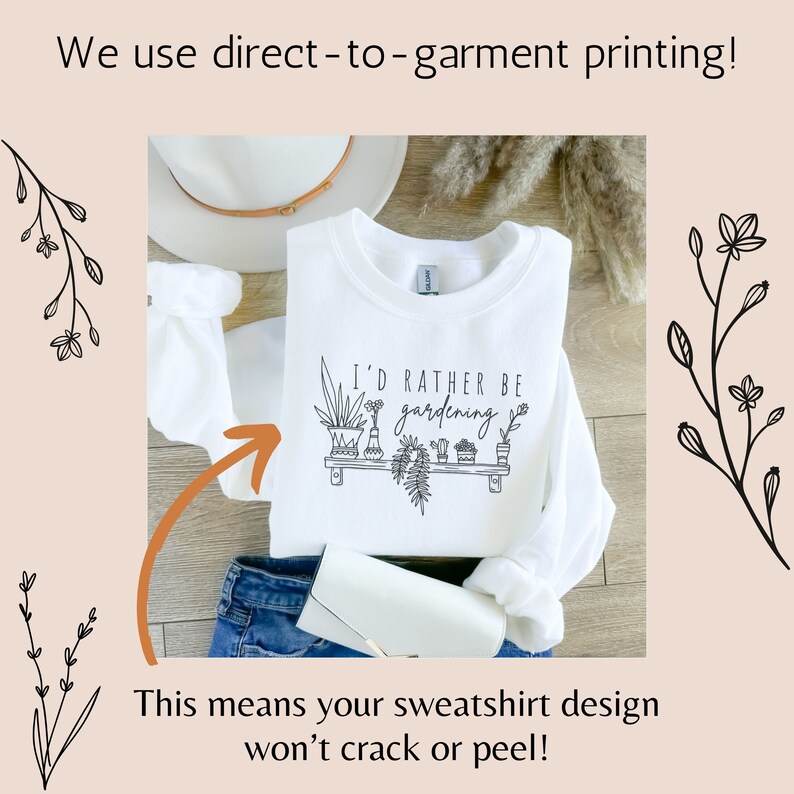 Peut inclure: Sweat-shirt blanc avec un motif graphique noir et blanc qui dit "J'aimerais mieux jardiner" avec un dessin de plantes en pot sur une &eacute;tag&egrave;re.
