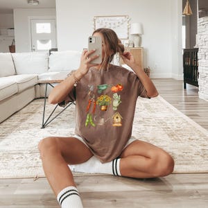 Camiseta de jardinería Comfort Colors®, camiseta para amantes de las plantas, camiseta para mamás de plantas, camiseta de jardinería, camiseta de jardinero, camiseta de frutas, camiseta para amantes de la jardinería del Día de la Madre imagen 3