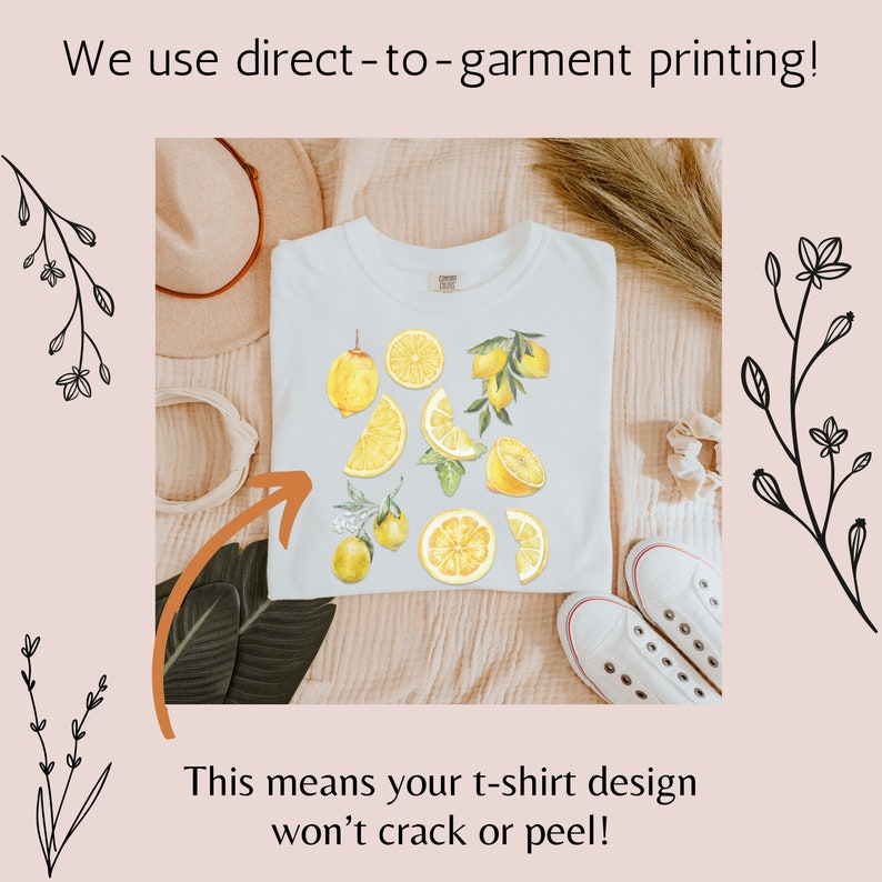 Pu&ograve; includere: Maglietta bianca con un design a stampa di limone. Il testo "We use direct-to-garment printing! This means your t-shirt design won't crack or peel!" &egrave; visibile nella parte superiore e inferiore dell'immagine.