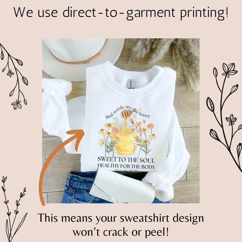 Puede incluir: Sudadera blanca con un dise&ntilde;o de tarro de miel y flores. El texto en la sudadera dice "Kind words are like honey, Sweet to the soul, Healthy for the body".