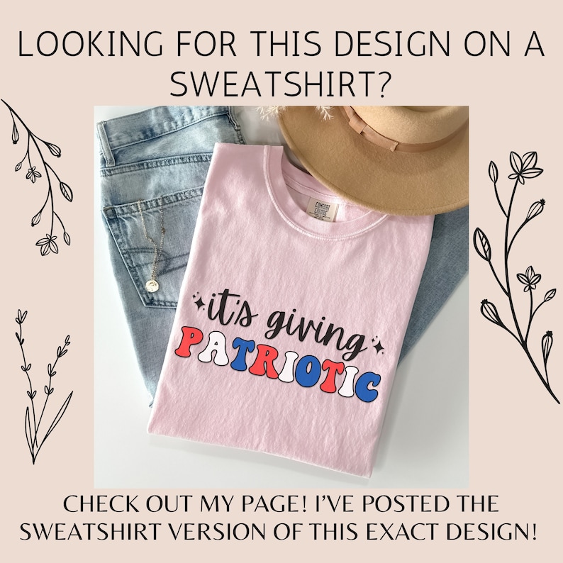 Pu&ograve; includere: Una maglietta rosa chiaro con la scritta "it's giving PATRIOTIC" in un font retr&ograve;, abbinata a jeans blu e un cappello beige. L'immagine include il testo che dice "LOOKING FOR THIS DESIGN ON A SWEATSHIRT?" e "CHECK OUT MY PAGE! I'VE POSTED THE SWEATSHIRT VERSION OF THIS EXACT DESIGN!"