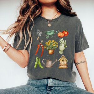 Camiseta de jardinería Comfort Colors®, camiseta para amantes de las plantas, camiseta para mamás de plantas, camiseta de jardinería, camiseta de jardinero, camiseta de frutas, camiseta para amantes de la jardinería del Día de la Madre imagen 2