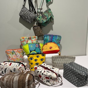 Portemonnees, pennenzakjes voor cosmetica en portemonnees. Verschillende kleuren, maten en vormen. Inventaris beschikbaar of op maat gemaakt met andere stof