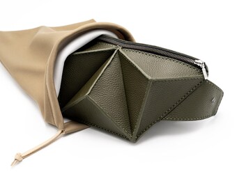 Riñonera de piel verde oliva: bolso banana 3D, bolso de diseño hecho a mano.