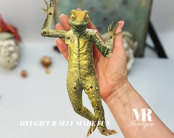 Mr. Lazy Dapper Lizard Paper Doll, Articulated Reptile Craft • Cute Creature Doll • Movable Articulated Paper Doll