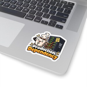 Puede incluir: Una pegatina troquelada que muestra una taza de café de dibujos animados con la etiqueta 'FUEL OPS' conectada por cables a un rack de servidor negro. El servidor tiene una nota adhesiva amarilla que dice 'MORE COFFEE = STABLE SYSTEMS' y el texto 'CAFFEINE DRIVES UPTIME'. Debajo aparece 'Production Dependency'.