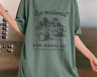 Puede incluir: Una camiseta verde con un estampado gráfico de una granja y el texto "the midwest" y "WHERE GOODBYES LAST and every deal is worth sharing".