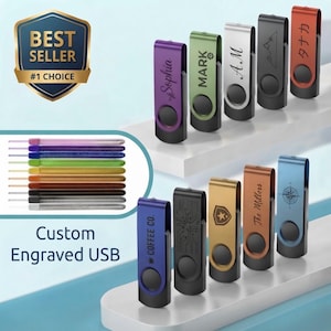 Könnte beinhalten: Eine Sammlung von individuell gravierten USB-Sticks in verschiedenen Farben wie Lila, Grün, Silber, Schwarz, Orange, Blau und Gold. Jeder Stick verfügt über einen schwenkbaren Metallclip mit einzigartigen Texten oder grafischen Designs neben einer Farbpalette.