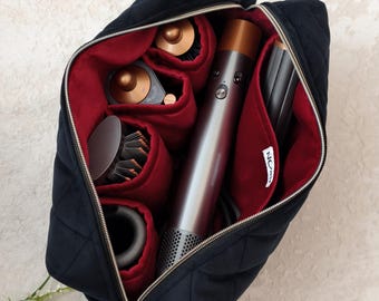 Lyxigt svart sammetsfodral för Dyson Airwrap och Shark FlexStyle med djärv röd insida, personlig reseorganisatör