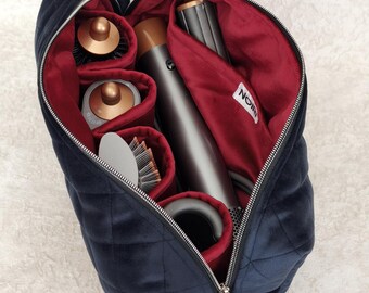 Bolsa organizadora para modelador de cabelo Dyson Airwrap, em veludo azul-marinho com forro vermelho.