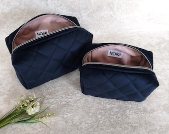 Set mit 2 marineblauen, gesteppten Samtkosmetiktaschen mit rosa Futter