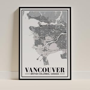 Peut inclure: Une carte en niveaux de gris encadrée de Vancouver, Colombie-Britannique, Canada. La carte présente les rues détaillées de la ville, les cours d'eau et la topographie environnante. Le mot "VANCOUVER" est imprimé en gras, en lettres majuscules noires en bas.