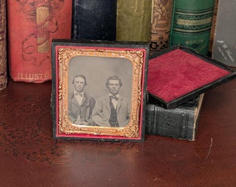 Type ferrotype vintage de deux hommes de l'époque victorienne dans un boîtier en relief, photographie victorienne antique