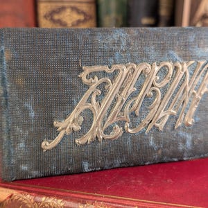 Album d'autographes antique des années 1890 en tissu bleu avec inscription « ALBUM » ornementée argentée - Willie Massey