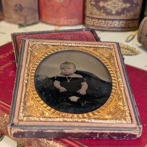 Ambrotype antique teinté à la main de bébé portant un collier - collection photographie vintage