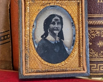 アンティークフォト　アンブロタイプ　女性 南北戦争時代のヴィンテージアンブロタイプ写真、花柄のドレスを着た