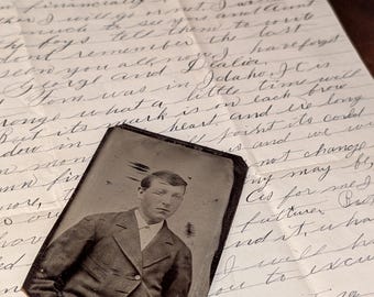 アンティークフォト　ユニオンケース付き　ティンタイプ　男性 1880年代のアンティークなティンタイプ写真（若い男性） - ビクトリア