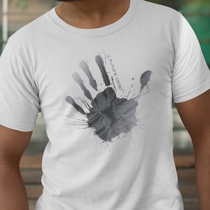 Puede incluir: Camiseta blanca con un diseño de huella de mano gris y el texto "FUTURE CODER" en la parte delantera. La huella de mano está hecha de un patrón de placa de circuito.