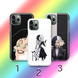 Puede incluir: Tres fundas de teléfono diferentes con Cruella de Vil de la película de Disney 101 Dálmatas. La primera funda presenta una imagen de dibujos animados de Cruella, la segunda funda presenta una ilustración estilizada de Cruella con un vestido blanco y negro, y la tercera funda presenta una ilustración estilizada de Cruella con un vestido negro.