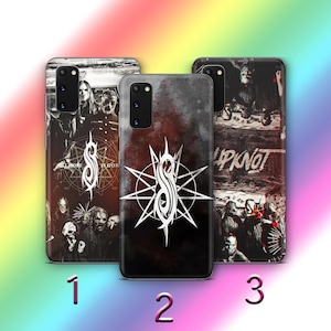 Puede incluir: Tres fundas de teléfono diferentes con una estética grunge. La primera funda presenta una banda llamada "Slipknot" con el texto "All Hope Is Gone". La segunda funda presenta un logotipo en blanco y negro con un diseño de estrella. La tercera funda presenta una banda llamada "Slipknot" con el texto "Slipknot".