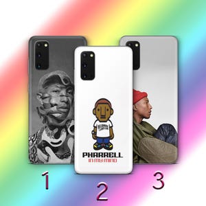 Puede incluir: Tres fundas de teléfono diferentes con fondo blanco. La primera funda presenta una foto en blanco y negro de un hombre. La segunda funda presenta un personaje de dibujos animados con el texto "Pharrell In My Mind". La tercera funda presenta una foto de un hombre con un sombrero rojo.