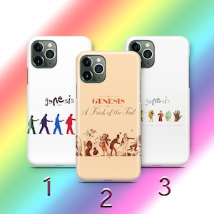 Op de afbeelding: Drie witte iPhone-hoesjes met verschillende Genesis-albumhoezen. De eerste hoes heeft de naam van de band en een groep mensen die lopen. De tweede hoes heeft de albumhoes voor "A Trick of the Tail". De derde hoes heeft de naam van de band en een verzameling cartoonfiguren.