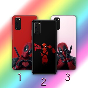 Puede incluir: Tres fundas para teléfono con Deadpool, un personaje de superhéroe. La primera funda es roja con Deadpool haciendo un corazón con sus manos. La segunda funda es negra con Deadpool apuntándose una pistola a la cabeza. La tercera funda es rosa con Deadpool cubriéndose los ojos con las manos. Todas las fundas tienen el texto "DEADPOOL".