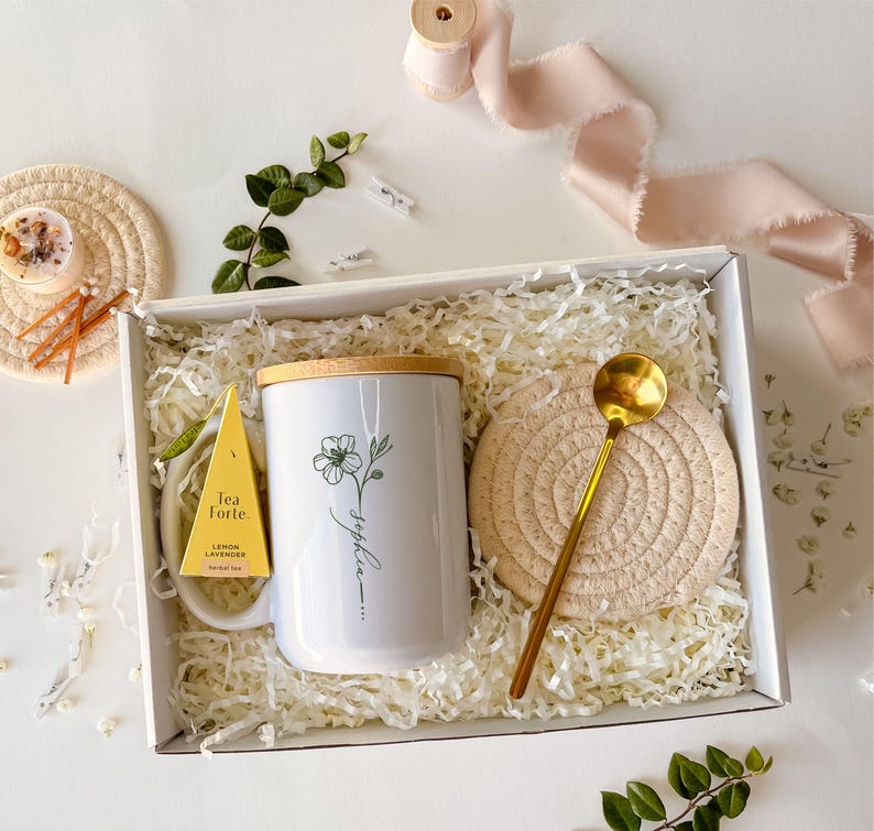 Personlig födelsemånadsblommugg, presentförpackning med muggunderlägg, sked, lock, varm choklad bild 3