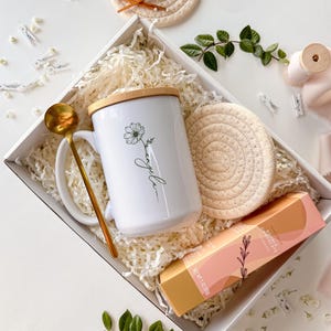 Caja de regalo con flor de nacimiento y taza personalizada, regalo de flor para el mes de nacimiento, set de regalo para mujer, caja de regalo de cumpleaños para mamá, caja de taza con flor de nacimiento