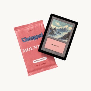 Può includere: Un pacchetto di carte rosa Untapped Proxies con la scritta "MOUNTAIN", "RETRO FRAME" e "10 CARDS". Accanto, una carta Magic: The Gathering con un paesaggio montano, la parola "Mountain" e un'area rosa per il mana.