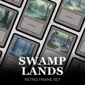Puede incluir: Un conjunto de cartas Swamp Lands con marco retro. Cada carta presenta una ilustración de paisaje pantanoso en tonos grises, verdes y azules. El texto "SWAMP LANDS" y "RETRO FRAME SET" se muestra en blanco.