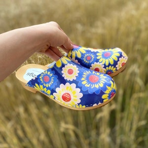 Handgemaakte leren houten klompen met bloemendenim, aardende platform slingback schoenen